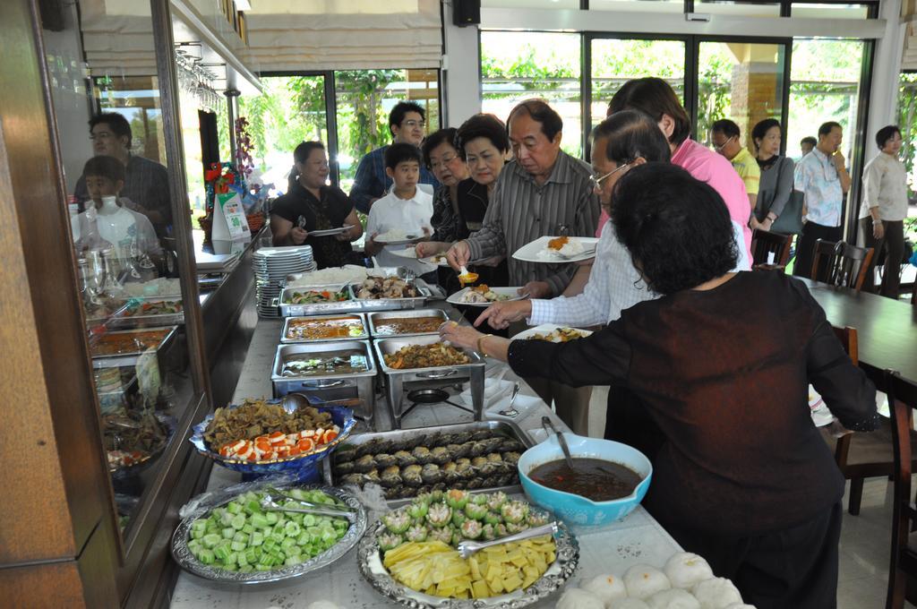 Maeklong Marina Resort Ratchaburi Esterno foto
